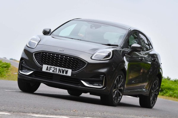 Плюсове - практичен, впечатляващо качество на возене, богат избор от двигатели и екстри.

Минуси - евтин на вид интериор, хибридната версия може да е по-икономична, пространството в кабината е на ръба.

Неслучайно това е най-продаваната нова кола в Обединеното кралство. Ford Puma е базиран на Ford Fiesta, който пък е един от най-търсените употребявани автомобили &ndash; и то с разлика.
Неговият баланс между цена, възможности, привлекателност и оборудване означава, че е също толкова атрактивен на пазара, колкото и когато беше нов. 

Миналата година Puma получи фейслифт и подобрена технология, но почти новата кола все още е по-добрата сделка.